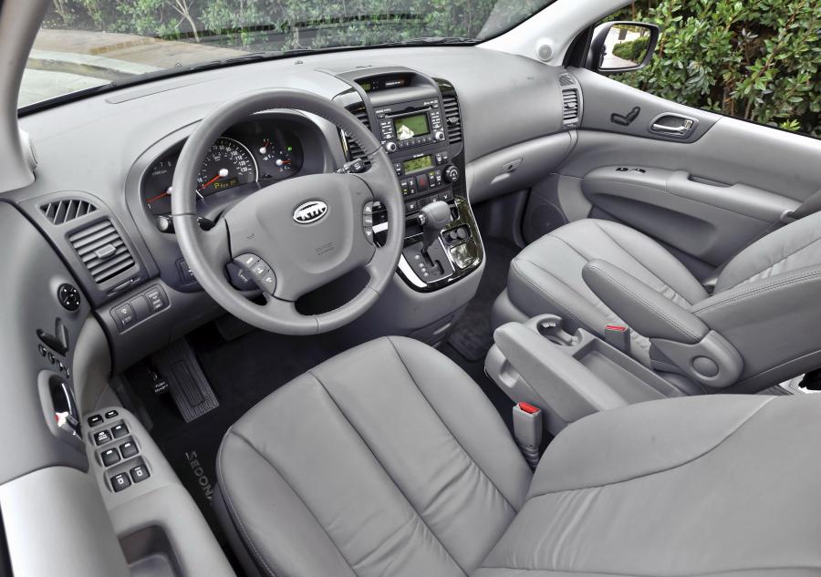  Kia Sedona 2010 года  (фото 16 из 54)